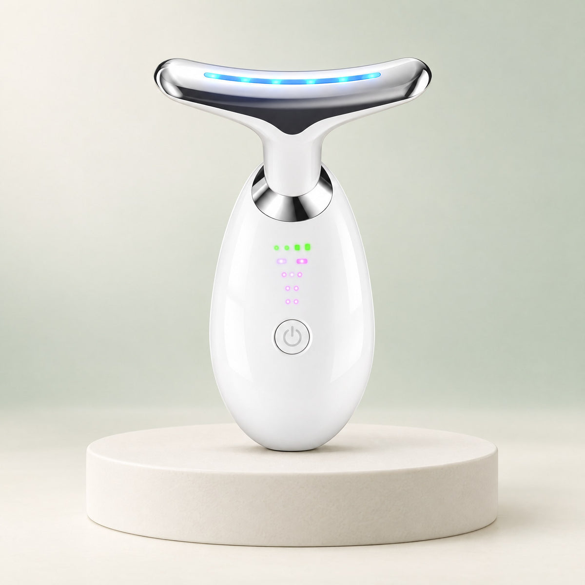 Masajeador facial Contorno blanco con luz LED azul encendida, sobre un pedestal claro