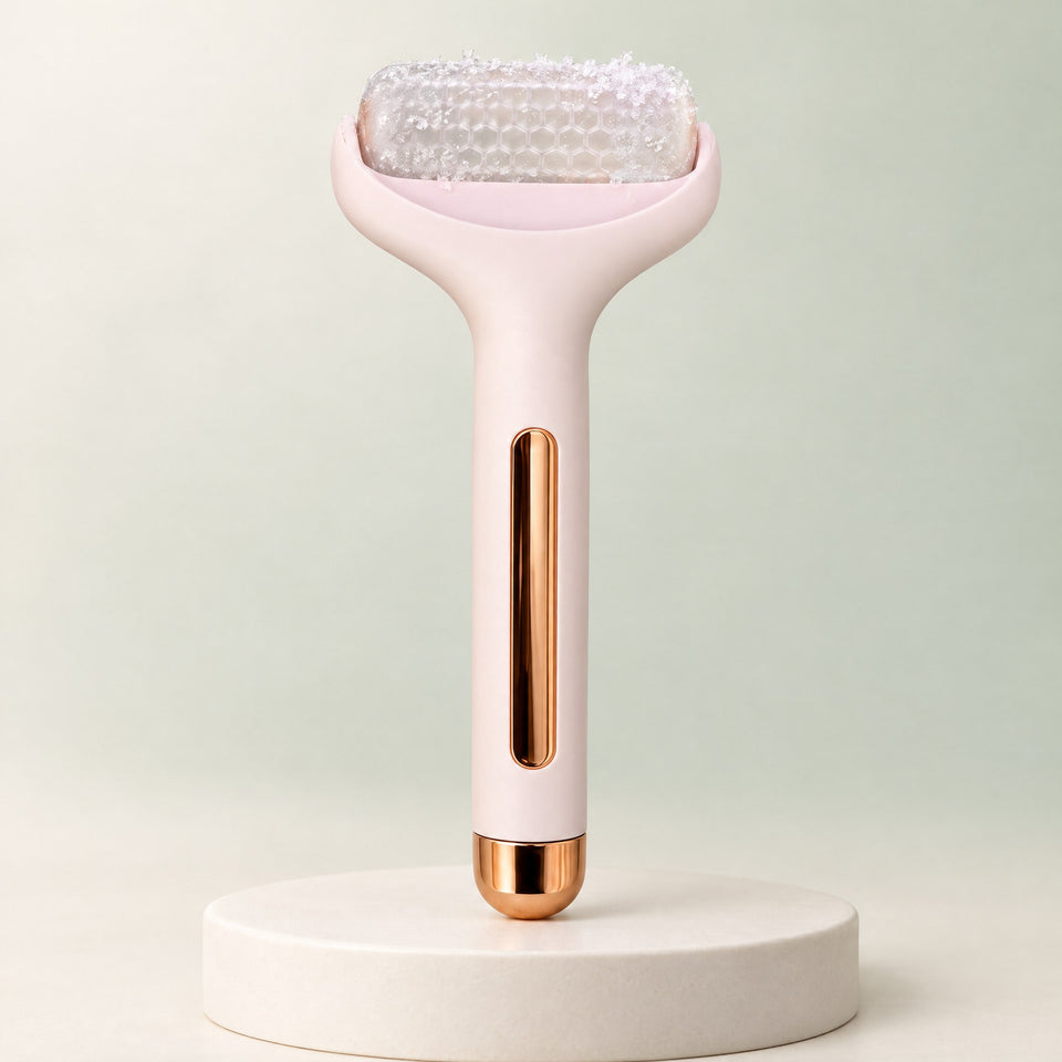 Rodillo de frío facial Escarcha rosa con cabezal transparente, de pie sobre un pedestal