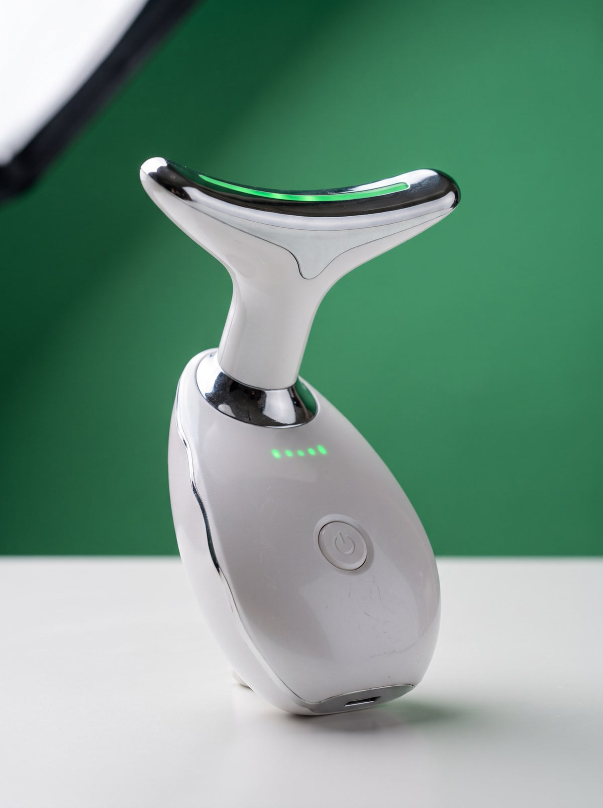 Masajeador de cuello Cisne blanco con luz LED verde, sobre fondo verde