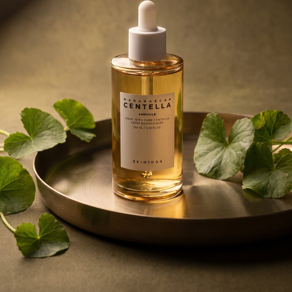 SKIN1004 Centella Ampoule sobre bandeja de latón con hojas de centella