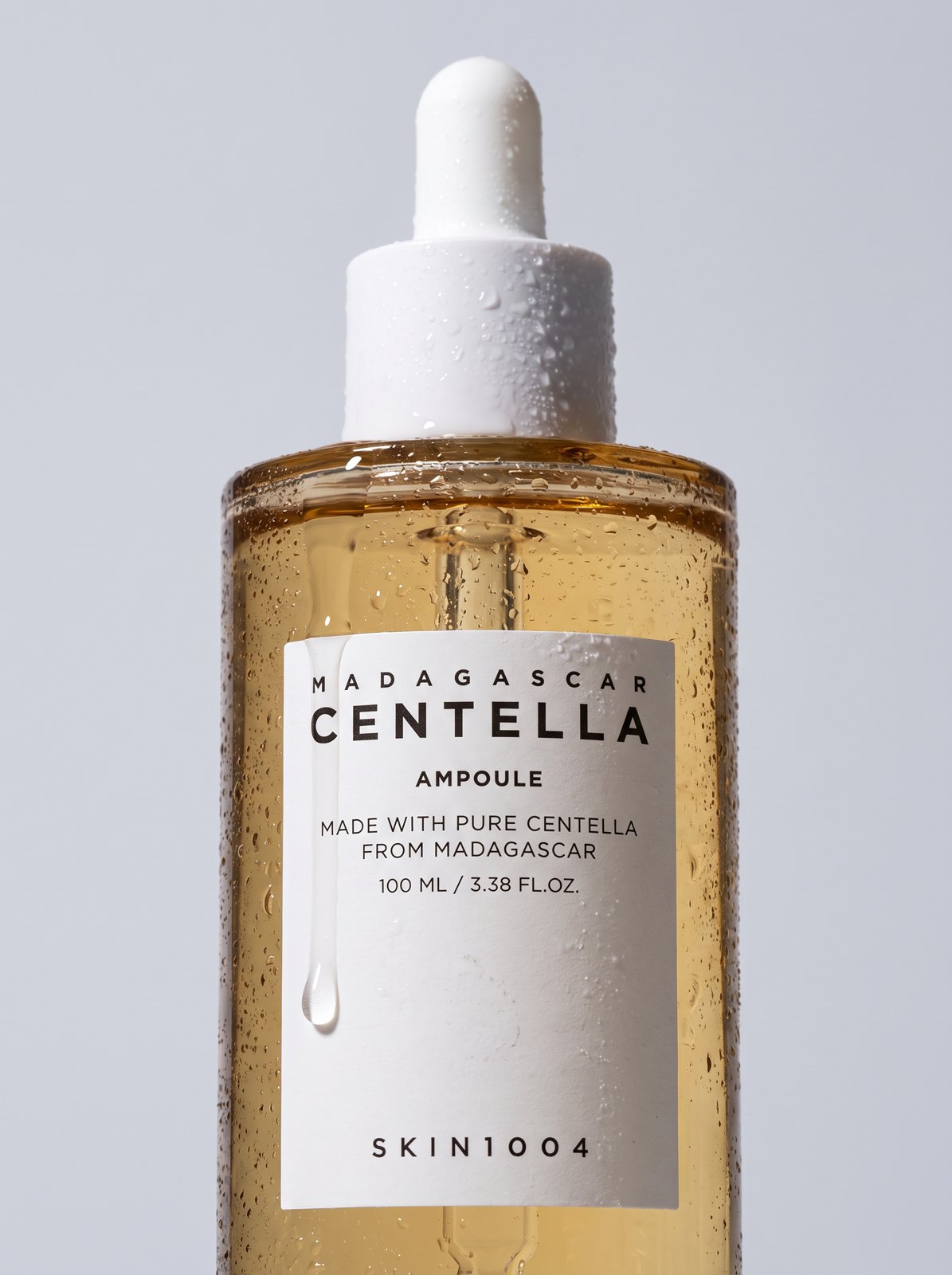 Primer plano del frasco cuentagotas de SKIN1004 Centella Ampoule