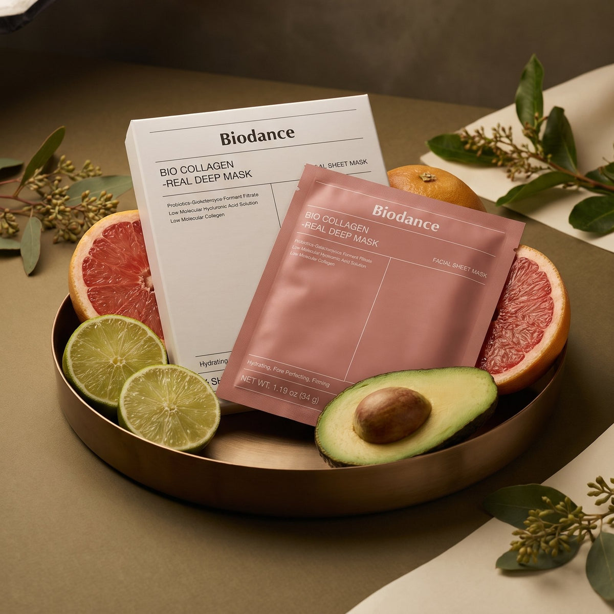 Caja y sobre de la mascarilla Biodance en bandeja con cítricos y eucalipto