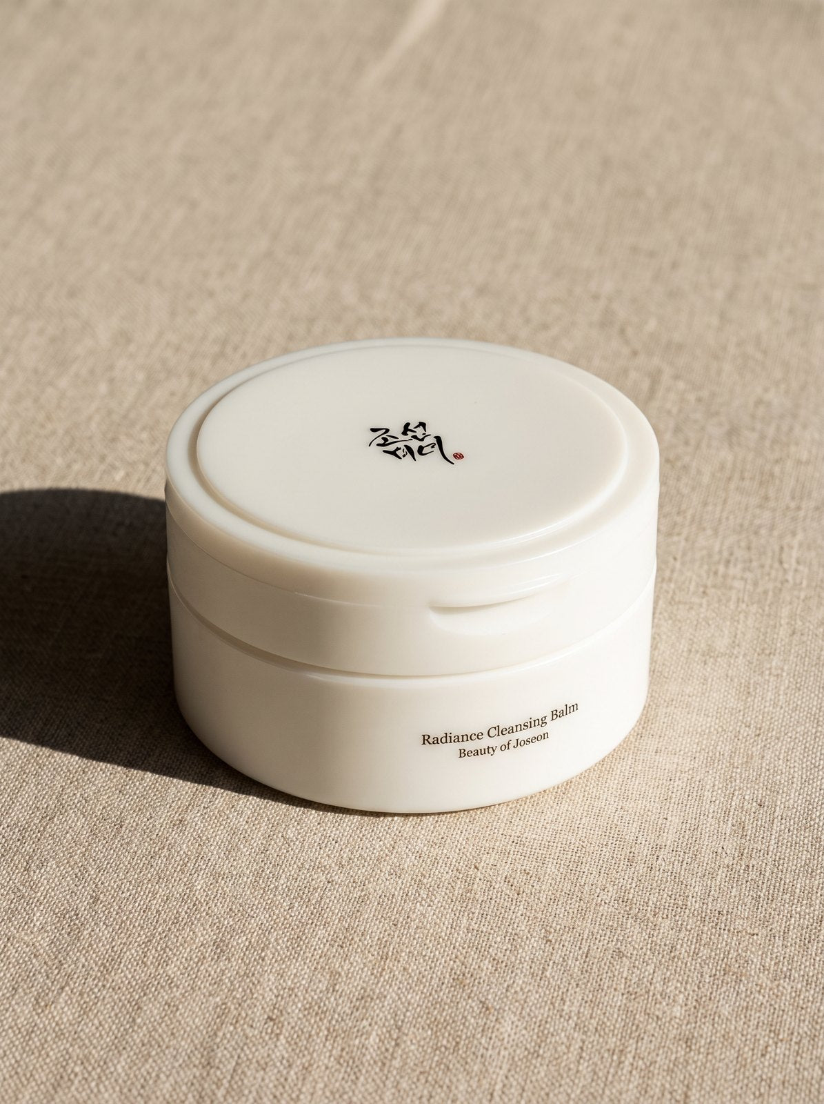 Beauty of Joseon Radiance Cleansing Balm sobre lino natural