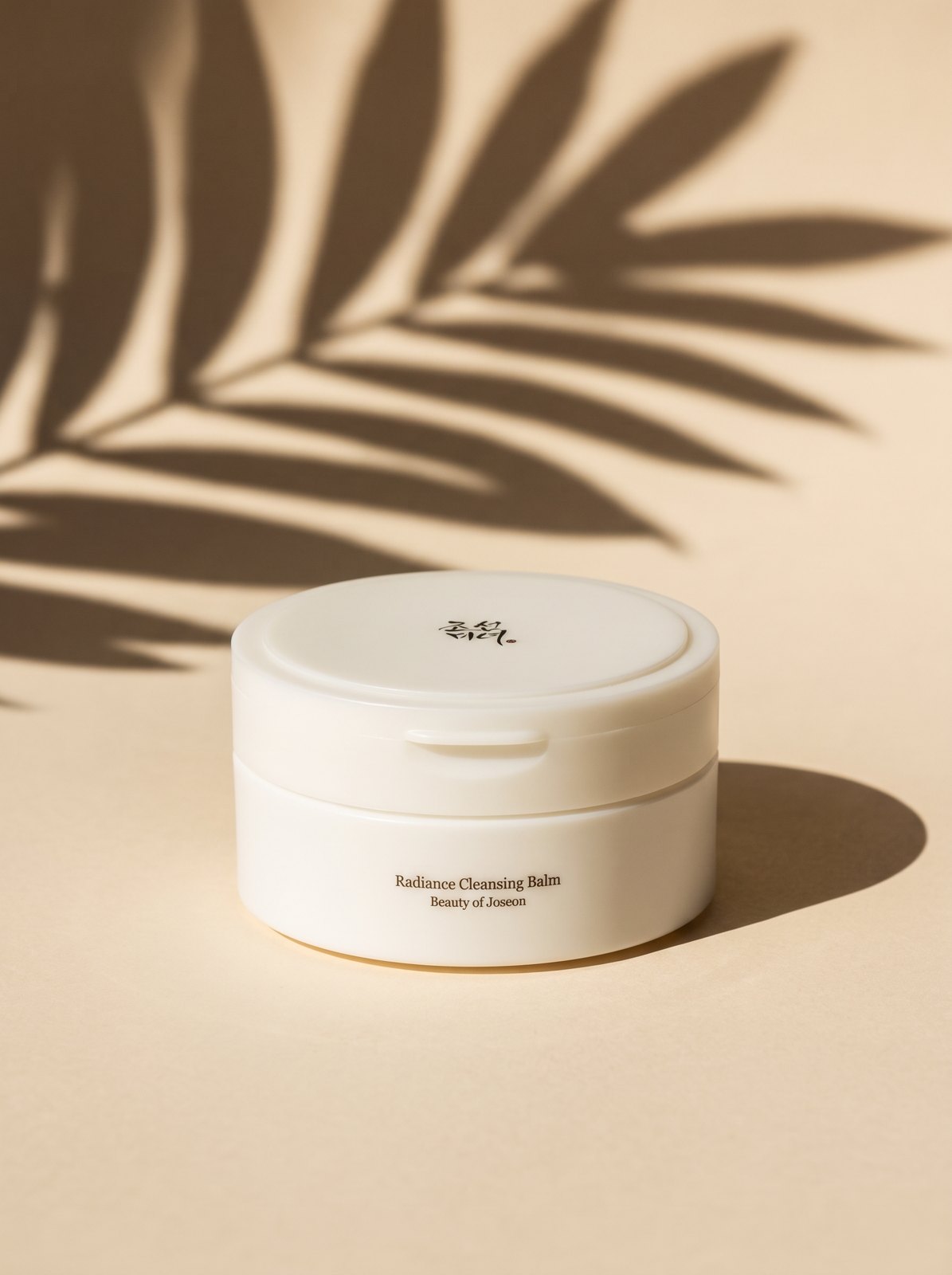 Tarro de Beauty of Joseon Radiance Cleansing Balm con sombras de hojas