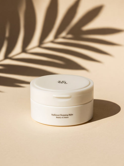 Tarro de Beauty of Joseon Radiance Cleansing Balm con sombras de hojas